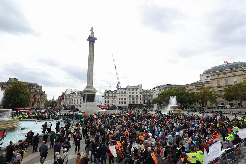 Pro-Palestinian protest in Trafalgar Square (Photo: REUTERS/Toby Melville) פרו-פלסטינים מוחים בכיכר טרפלגר