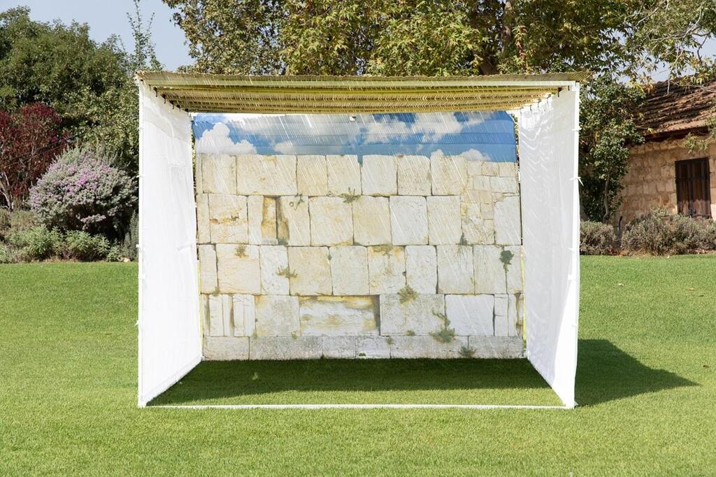 עם ציור של הכותל. סוכה של חברת סוכות נחלים