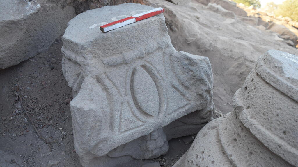 Item discovered among the ruins of the synagogue (Photo: Dr. Michael Azband ) כותרת מעוטרת