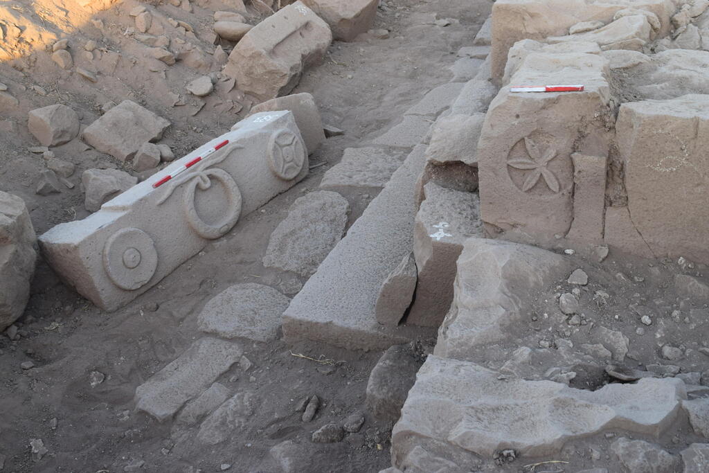 Элементы декора (Фото: д-р Михаэль Азбанд) הפינה הדרום מזרחית של בית הכנסת