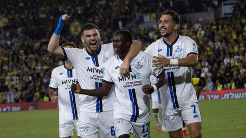 שחקןני הפועל פ"ת חוגגים עם צ'פיוקה סונגה