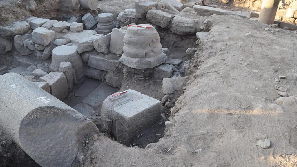 Items discovered in the remains of the synagogue (Photo: Dr. Michael Azband ) פריטים שהתגלו בחפירה בשמורת יהודיה