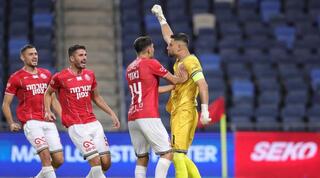 שחקני הפועל חיפה חוגגים עם ניב אנטמן