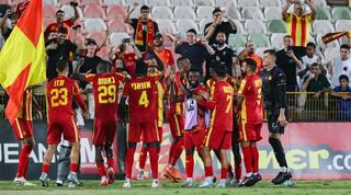 שחקני מ.ס אשדוד חוגגים עם הקהל