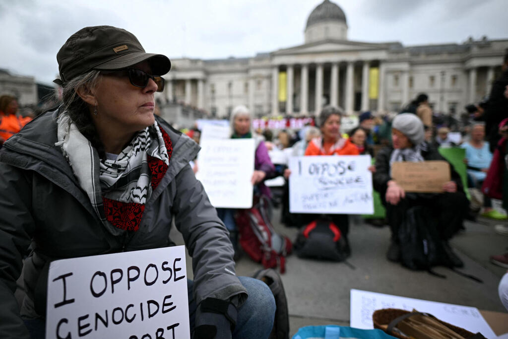 Pro-Palestinian protest in Trafalgar Square (Photo: JUSTIN TALLIS / AFP) פרו-פלסטינים מוחים בכיכר טרפלגר