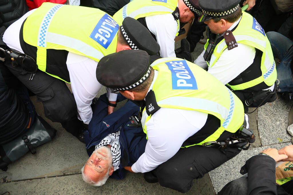 הפגנה לונדון נגד ישראל ובעד ארגון Palestine Action שהוכרז כארגון טרור ב בריטניה