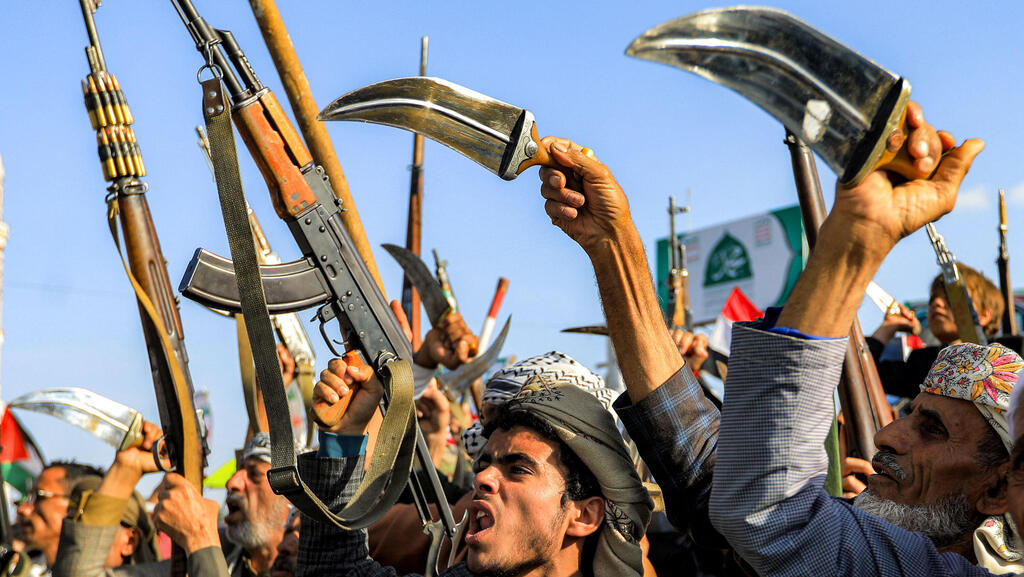 דיווח: איראן לוחצת על החות'ים לתקוף ספינות; טילים למרכז התפוצצו בשטחים פתוחים