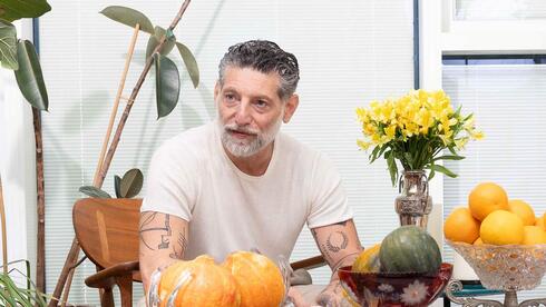 השף אסף גרניט בדירתו