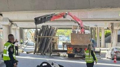 משאית פגעה בגשר ברוקח