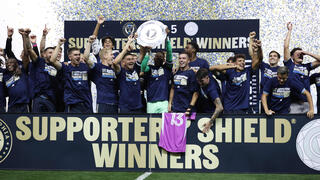 שחקני פילדלפיה יוניון חוגגים את הזכייה במגן האוהדים