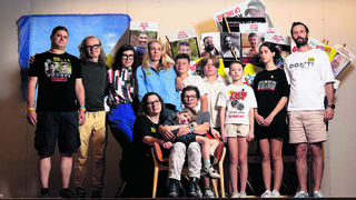 מימין לשמאל: דניאל ליפשיץ, לילו ליפשיץ, מאיה ליפשיץ, איתן ליפשיץ־ווסטפילד, אדם ליפשיץ, יוכבד ליפשיץ, נועם ליפשיץ, אנה ליפשיץ (כלה), נועה חביב, שרון ליפשיץ, גראהם ווסטפילד (חתן), עמרי ליפשיץ