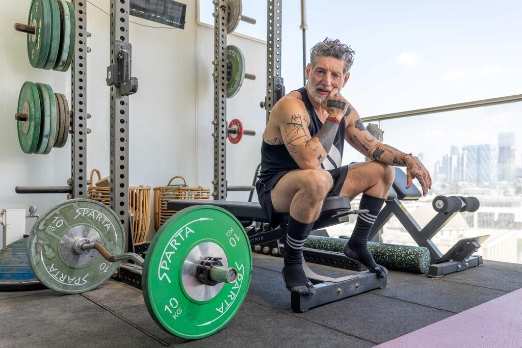 השף אסף גרניט בדירתו