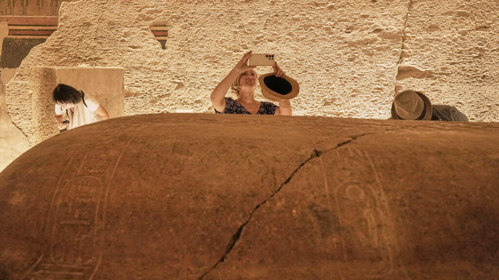 אחת מהמבקרות מצלמת את הסרקופג של המלך אמנחותפ השלישי, ששלט במצרים העתיקה בין השנים 1390 לפנה"ס ו-1350 לפנה"ס