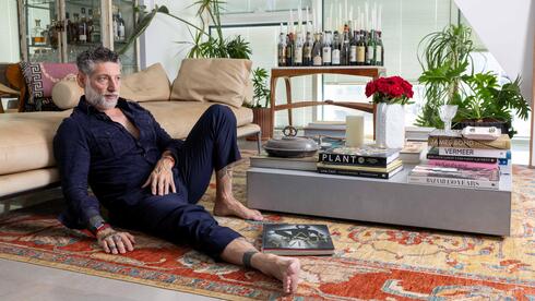 השף אסף גרניט בדירתו