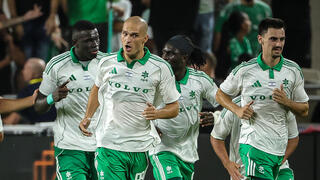 שחקני מכבי חיפה חוגגים עם ג'ורג'ה יובאנוביץ'