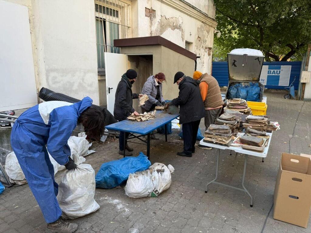 בודקים את הספרים שהתגלו בוורשה