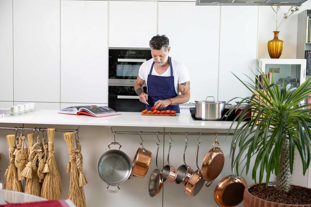 השף אסף גרניט בדירתו