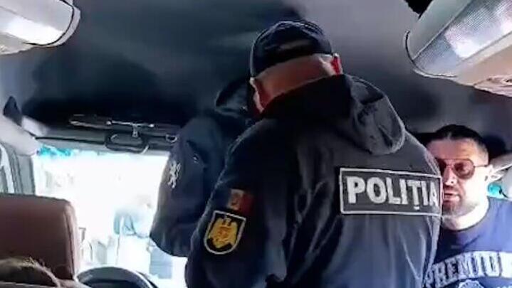 תיעוד: זוג ישראלים לא מורשה להיכנס לאוטובוס במולדובה