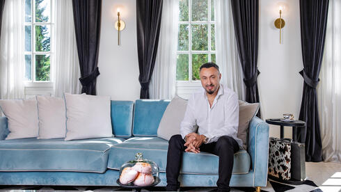 רוני אינסאז בביתו