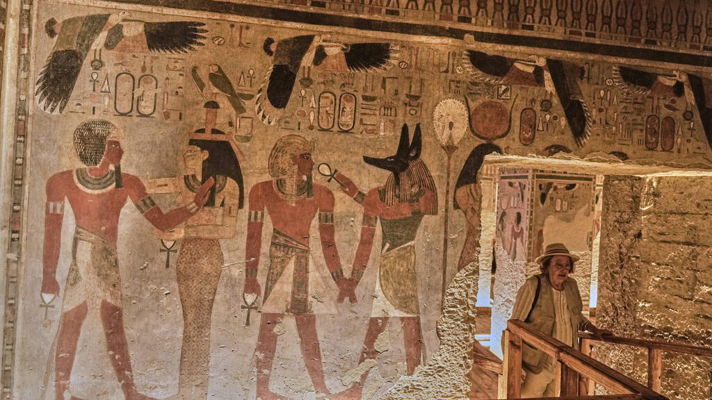 האיורים שמעטרים את קברו של אמנחותפ השלישי