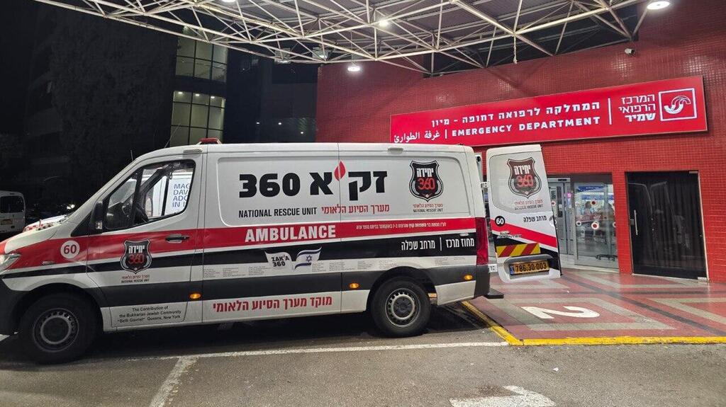Машина ЗАКА у приемного покоя (Фото ЗАКА) אמבולנס של זק"א בבית החולים שמיר-אסף הרופא