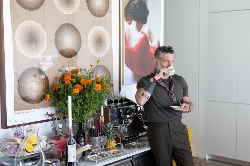 השף אסף גרניט בדירתו