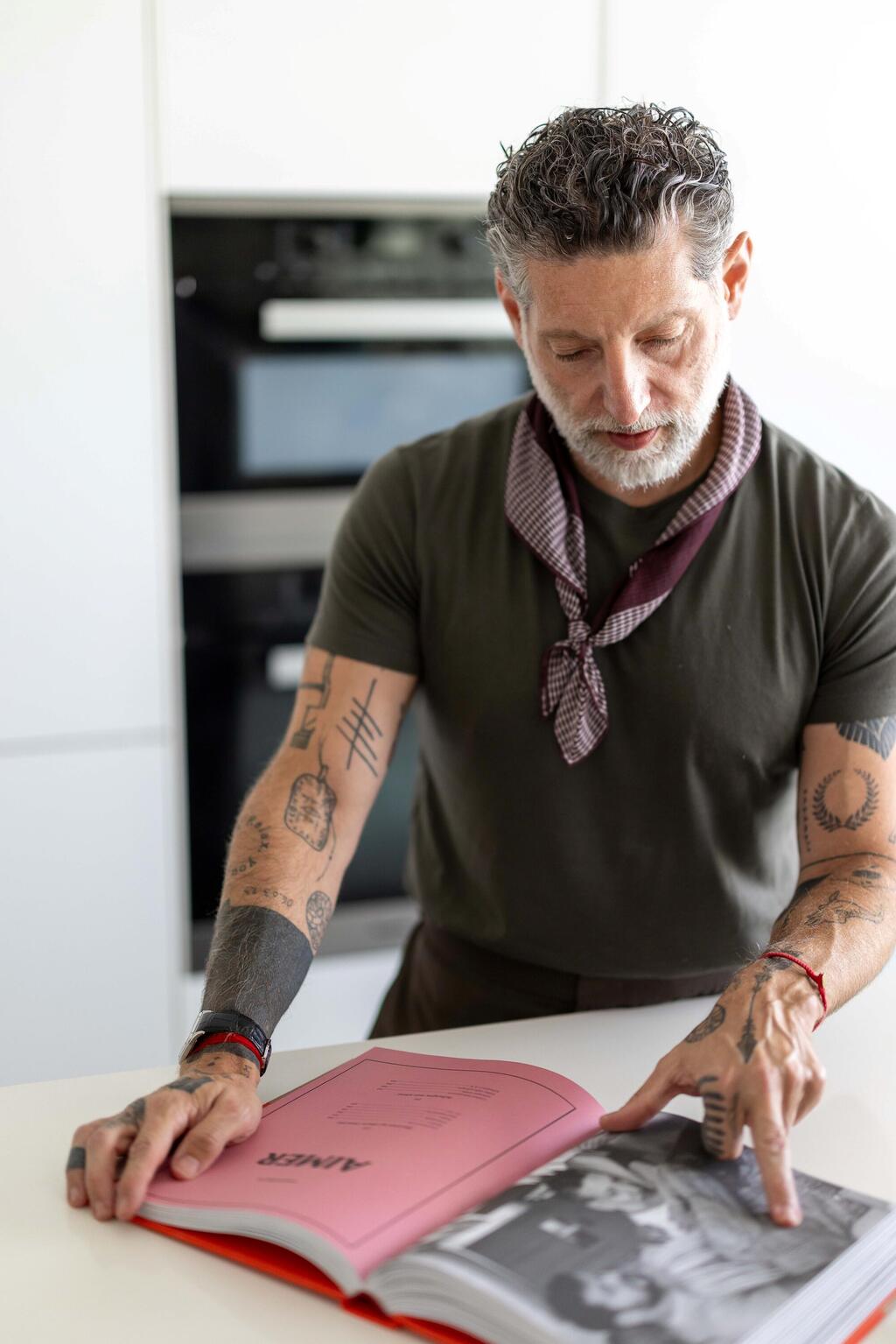 השף אסף גרניט בדירתו