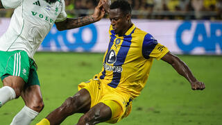 שחקן מכבי חיפה טריבנטה סטיוארט מול שחקן מכבי ת"א עלי קמארה