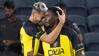 אצילי חוגג עם מוזי