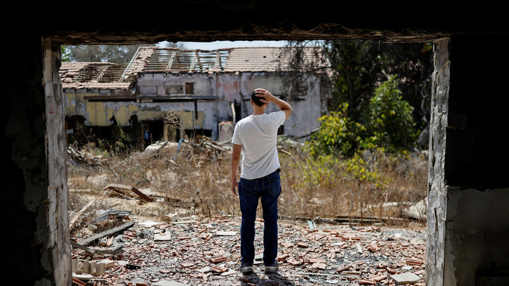 שורד השבי טל שהם בביתו בקיבוץ בארי