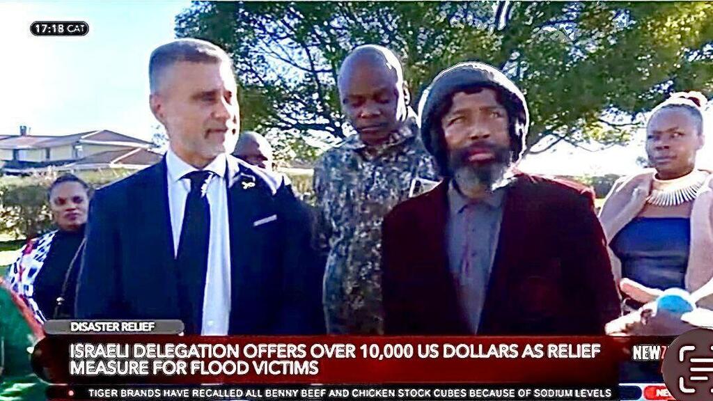 מלך שבט הקוסה בדרום אפריקה, והשגריר דוד סרנגה בעת פגישתם בקייפ המזרחי 