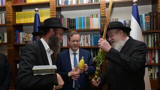 הנשיא הרצוג מקבל את ארבעת המינים