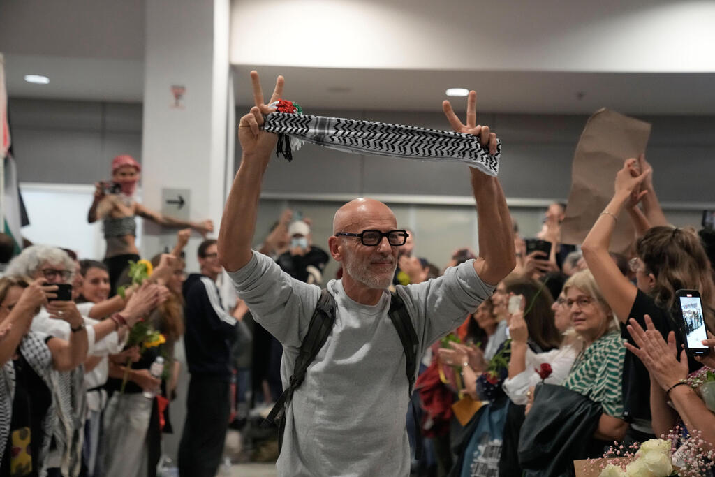 פעילי המשט לעזה מיוון גורשו וחזרו לארצם