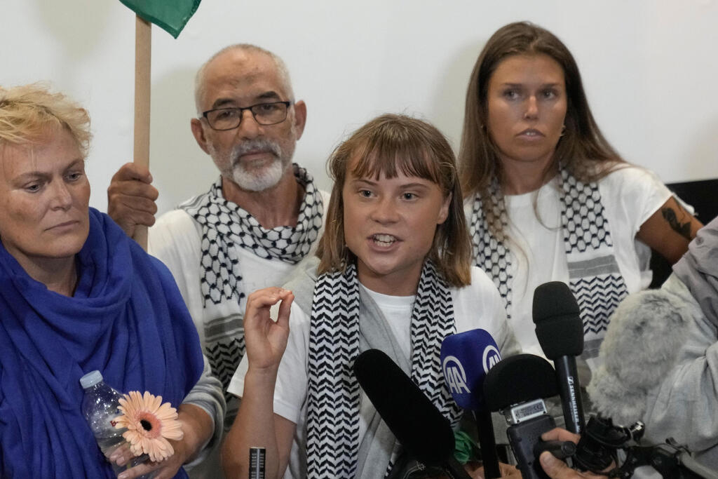Greta Thunberg at a Greek airport after returning from detention in Israel following her arrival on a Gaza-bound flotilla (Photo: AP Photo/Petros Giannakouris) גרטה טונברי בשדה התעופה ביוון לאחר אחרי שחזרה ממעצר בישראל כשהגיעה עם משט לעזה