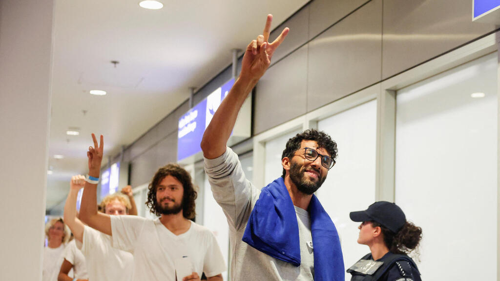 פעילי המשט לעזה מיוון גורשו וחזרו לארצם