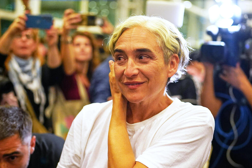 ראש עיריית ברצלונה לשעבר, אדה קולאו  חזרה לאחר שהייתה על המשט לעזה