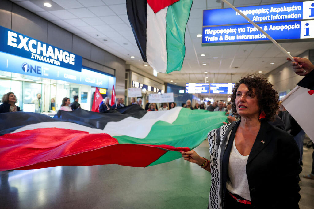 מחאה פרו-פלסטינית בשדה התעופה ביוון לקראת חזרתה של גרטה הפעילה הפרו-פלסטינית לאחר שהייתה על המשט לעזה