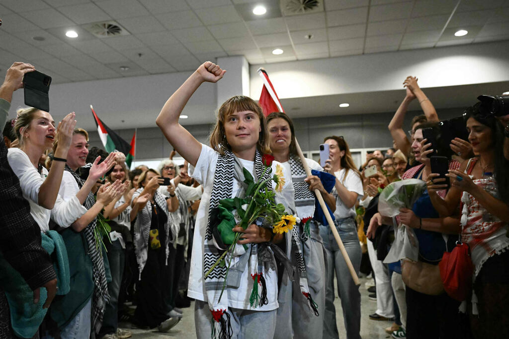   גרטה טונברי בשדה התעופה ביוון לאחר אחרי שחזרה ממעצר בישראל כשהגיעה עם משט לעזה