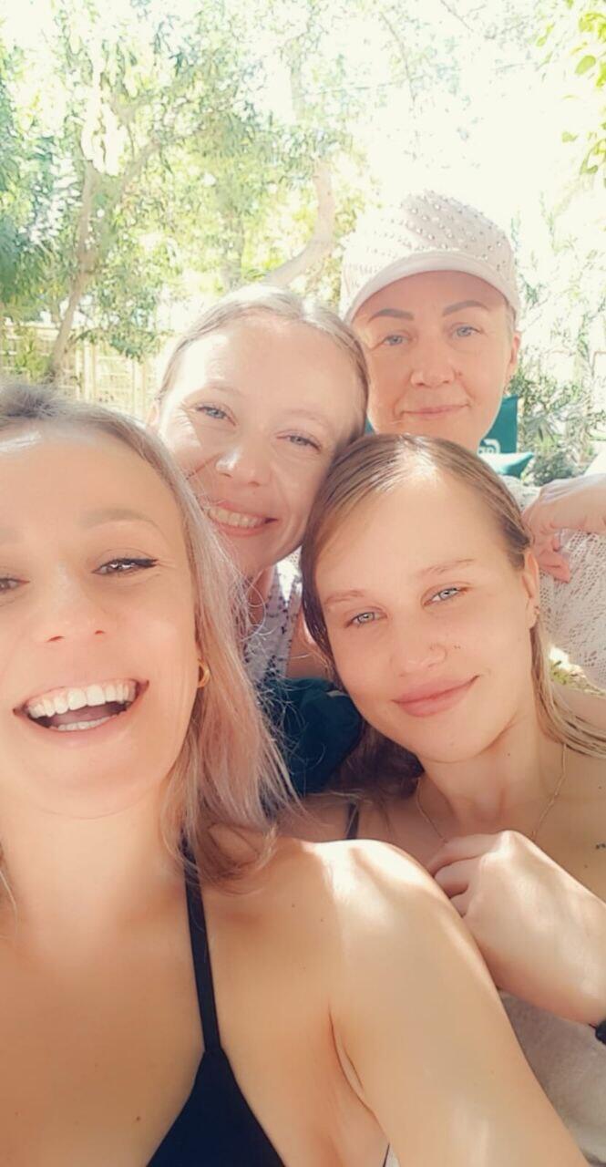 כל בנות המשפחה יחד- קטיה, אולה, אוקסנה האימא ויוליה