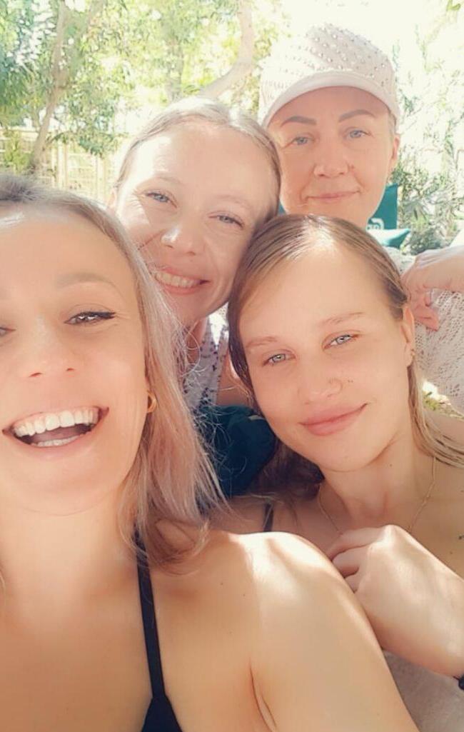 כל בנות המשפחה יחד- קטיה, אולה, אוקסנה האימא ויוליה