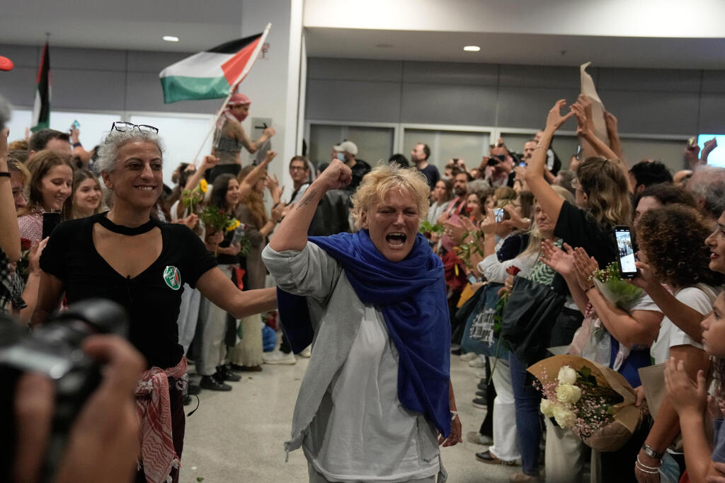 פעילי המשט לעזה מיוון גורשו וחזרו לארצם