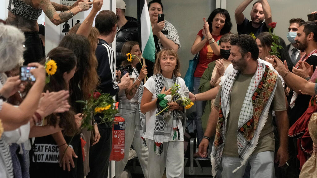   גרטה טונברי בשדה התעופה ביוון לאחר אחרי שחזרה ממעצר בישראל כשהגיעה עם משט לעזה