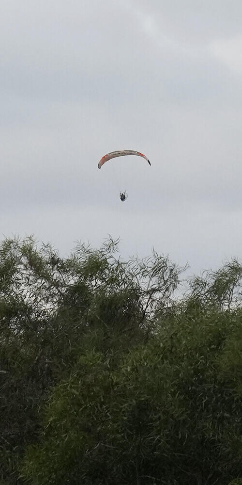 Paragliders over Netiv HaAsara (Photo: Ronen Avisror) מתקפת ה 7 באוקטובר