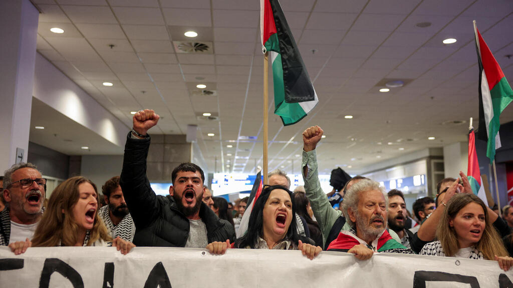 מחאה פרו-פלסטינית בשדה התעופה ביוון לקראת חזרתה של גרטה הפעילה הפרו-פלסטינית לאחר שהייתה על המשט לעזה