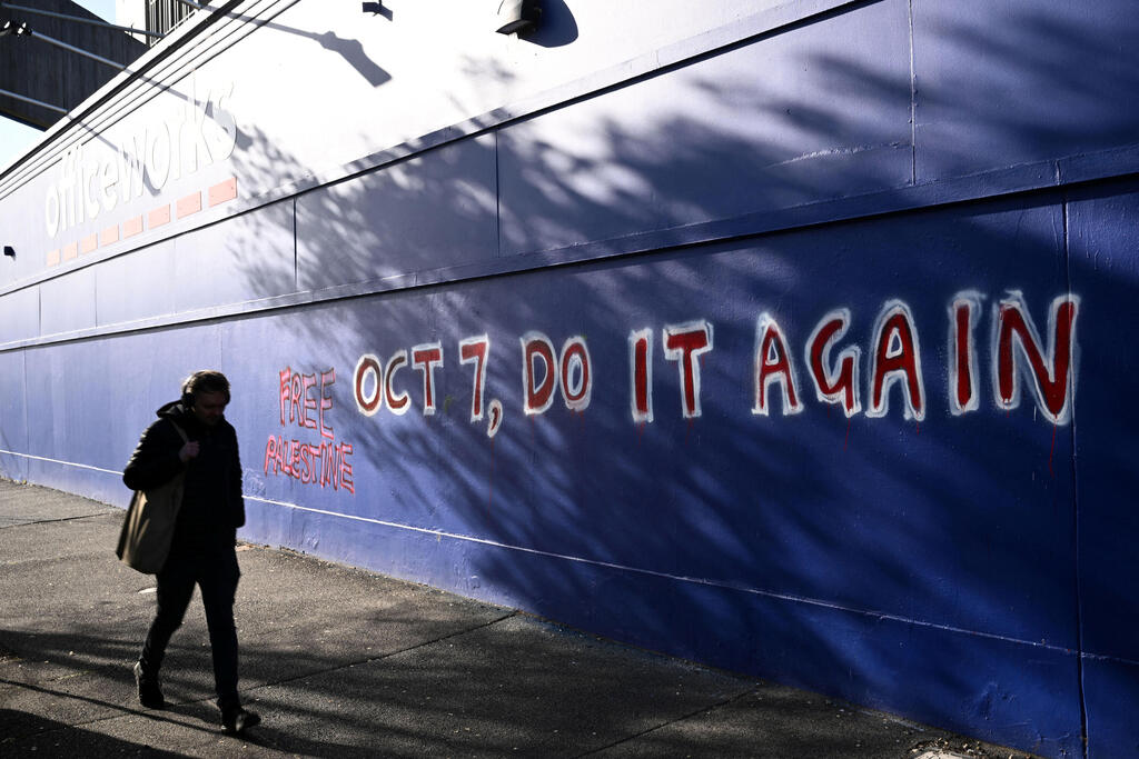 Graffiti in Melbourne: 'Oct 7, do it again' (Photo: AAP/via REUTERS) גרפיטי במלבורן:"שביעי באוקטובר, עשו זאת שוב"