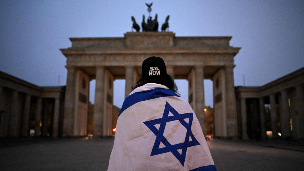 Berlin (Photo: Tobias Schwarz/ AFP) ציון שנתיים לטבח השביעי באוקטובר בברלין