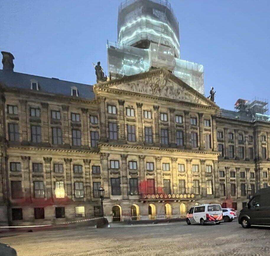 The vandalized palace in the Netherlands הארמון המלכותי בכיכר דאם הושחת בכתובות נאצה
