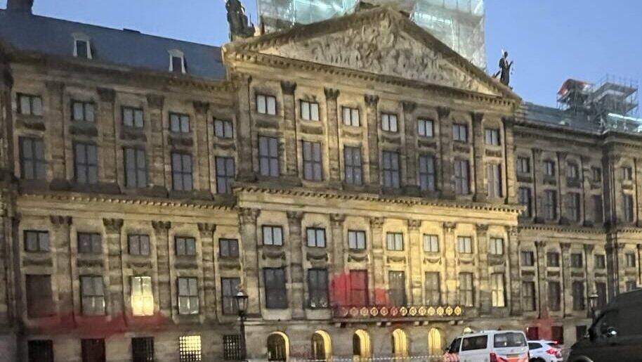 הארמון המלכותי בכיכר דאם הושחת בכתובות נאצה