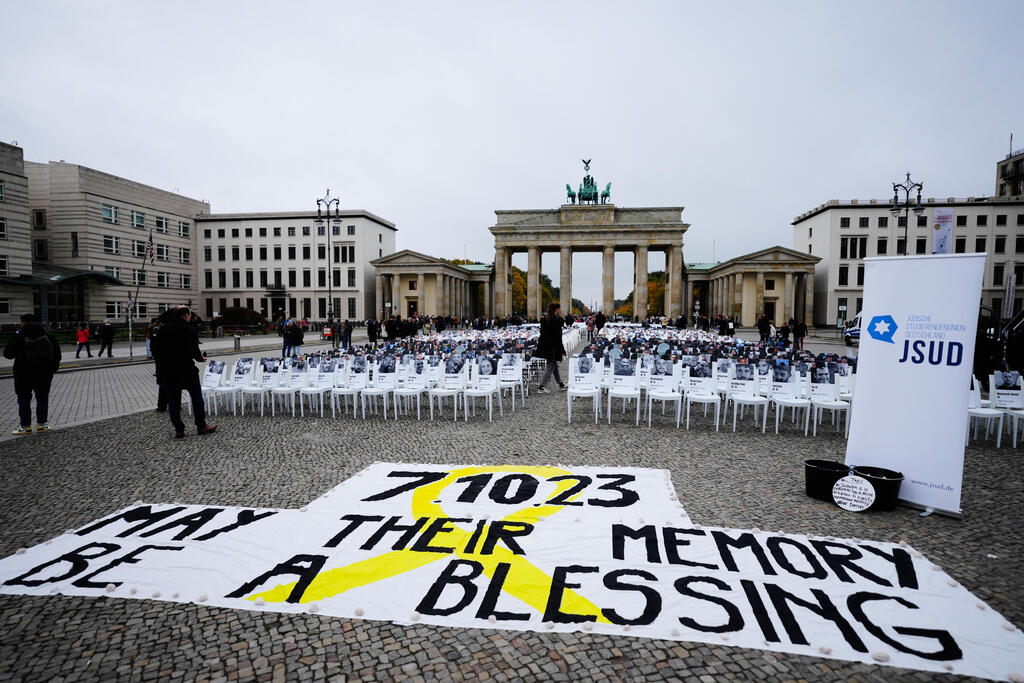 October 7 memorial in Berlin (Photo: REUTERS/Lisi Niesner, AP Photo/Markus Schreiber) ציון שנתיים לטבח השביעי באוקטובר בברלין