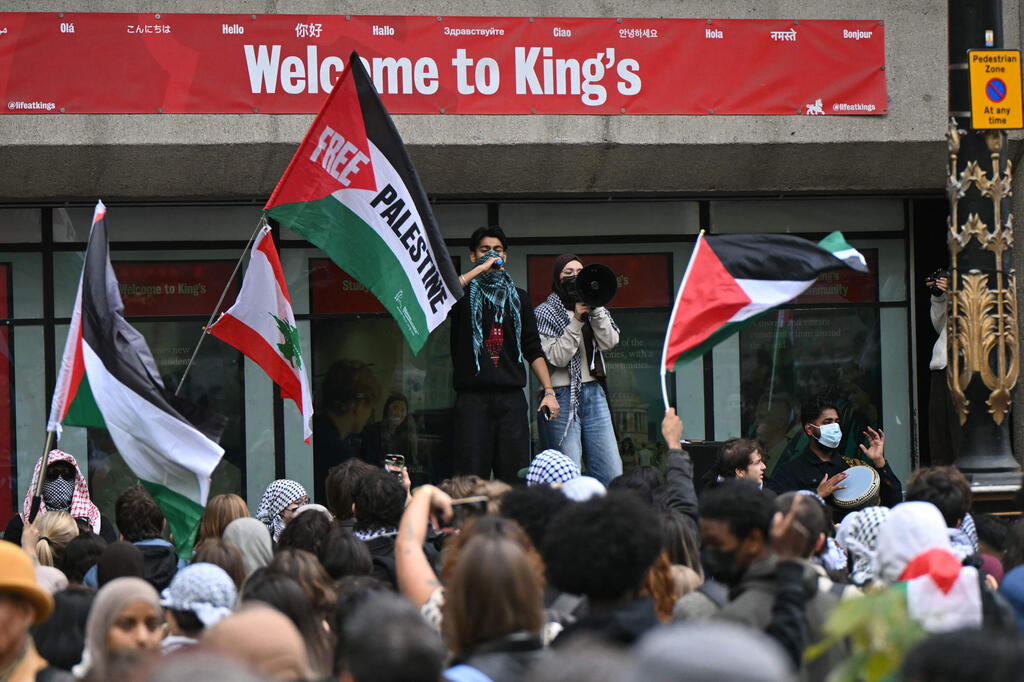 In London, students from several universities took to the streets to demonstrate (Photo: JUSTIN TALLIS / AFP) לונדון בריטניה